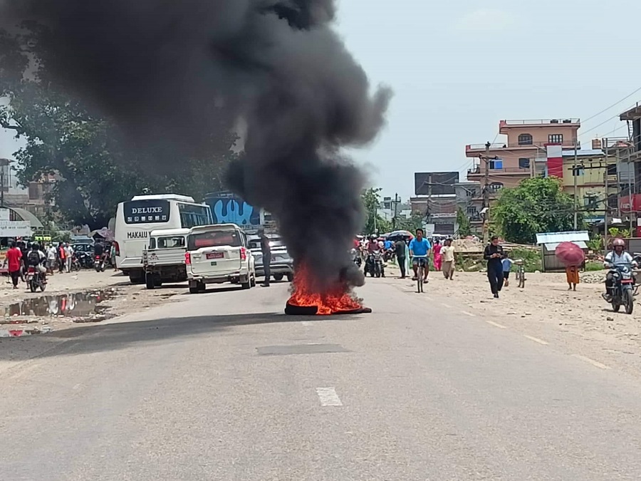 मतपत्र हराएको भन्दै एमालेका कार्यकर्ता सडक आन्दोलनमा, पूर्वपश्चिम राजमार्ग अवरुद्ध
